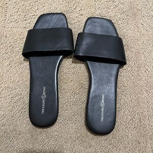 Treasure and beyond black sandals